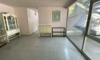 CASA EN VENTA EN EL PEDREGAL COMO TERRENO PARA REMODELAR