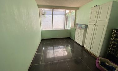 CASA EN VENTA EN EL PEDREGAL COMO TERRENO PARA REMODELAR