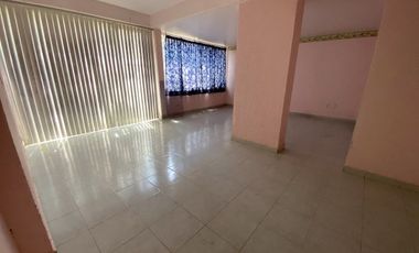 CASA EN VENTA EN EL PEDREGAL COMO TERRENO PARA REMODELAR