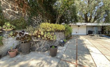CASA EN VENTA EN EL PEDREGAL COMO TERRENO PARA REMODELAR