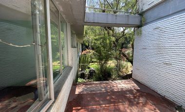 CASA EN VENTA EN EL PEDREGAL COMO TERRENO PARA REMODELAR