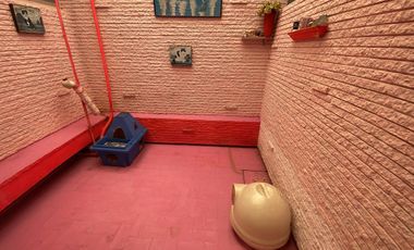 CASA EN VENTA EN EL PEDREGAL COMO TERRENO PARA REMODELAR