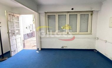 Alquiler Galpón 400M²  en Ramos Mejia - en Buen Estado  ubicado a mts. Av. de Mayo