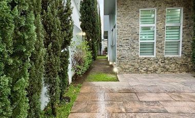 Casa en Venta en Jardín Real, sobre Boulevard, zapopan