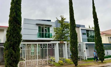 Casa en Venta en Jardín Real, sobre Boulevard, zapopan