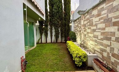 Casa en Venta en Jardín Real, sobre Boulevard, zapopan