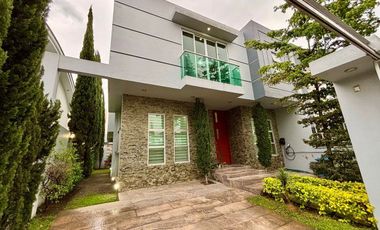 Casa en Venta en Jardín Real, sobre Boulevard, zapopan