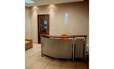 Alquilo oficina en Costa del Este amoblada