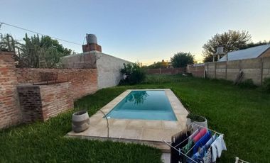 VENTA CASA CON COCHERA Y PILETA - RECREO-