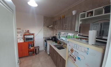 VENTA CASA CON COCHERA Y PILETA - RECREO-