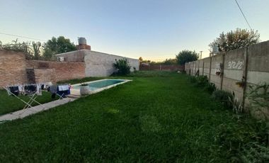 VENTA CASA CON COCHERA Y PILETA - RECREO-