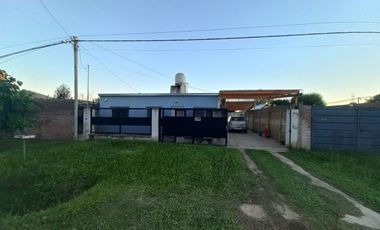 VENTA CASA CON COCHERA Y PILETA - RECREO-