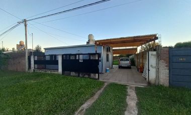 VENTA CASA CON COCHERA Y PILETA - RECREO-