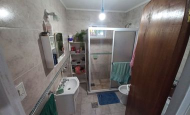 VENTA CASA CON COCHERA Y PILETA - RECREO-