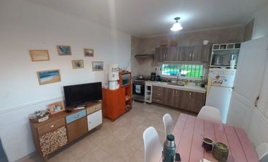 VENTA CASA CON COCHERA Y PILETA - RECREO-