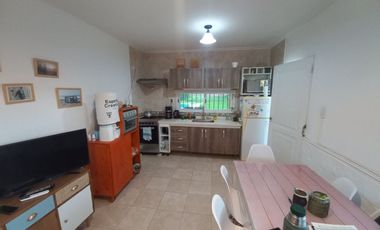 VENTA CASA CON COCHERA Y PILETA - RECREO-