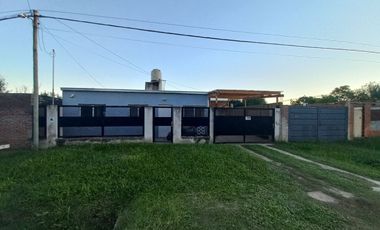 VENTA CASA CON COCHERA Y PILETA - RECREO-