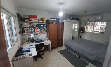 VENTA CASA CON COCHERA Y PILETA - RECREO-