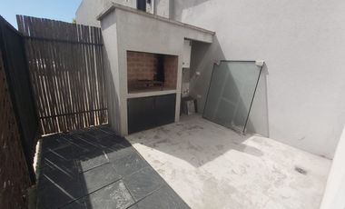 VENTA DEP. 2 1/2 AMBIENTES CON PATIO/PARRI OLIVOS
