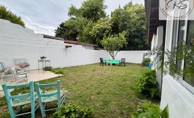 Chalet de 8 ambientes en lote propio c/ cochera en Mar de Ajo