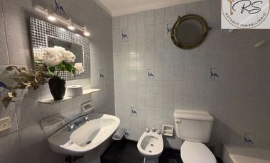 Chalet de 8 ambientes en lote propio c/ cochera en Mar de Ajo