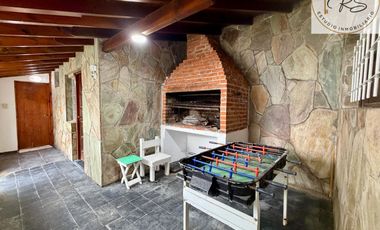 Chalet de 8 ambientes en lote propio c/ cochera en Mar de Ajo