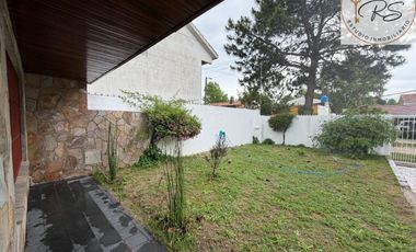 Chalet de 8 ambientes en lote propio c/ cochera en Mar de Ajo