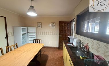 Chalet de 8 ambientes en lote propio c/ cochera en Mar de Ajo
