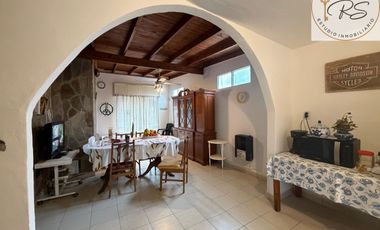 Chalet de 8 ambientes en lote propio c/ cochera en Mar de Ajo