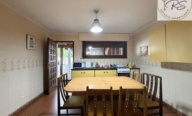 Chalet de 8 ambientes en lote propio c/ cochera en Mar de Ajo