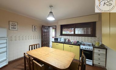 Chalet de 8 ambientes en lote propio c/ cochera en Mar de Ajo