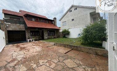 Chalet de 8 ambientes en lote propio c/ cochera en Mar de Ajo