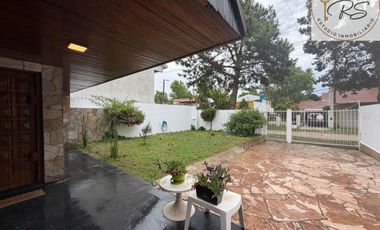 Chalet de 8 ambientes en lote propio c/ cochera en Mar de Ajo