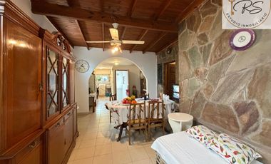 Chalet de 8 ambientes en lote propio c/ cochera en Mar de Ajo