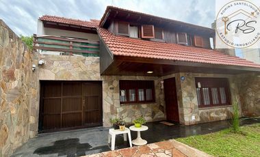 Chalet de 8 ambientes en lote propio c/ cochera en Mar de Ajo