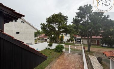 Chalet de 8 ambientes en lote propio c/ cochera en Mar de Ajo