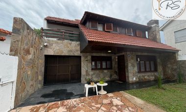 Chalet de 8 ambientes en lote propio c/ cochera en Mar de Ajo