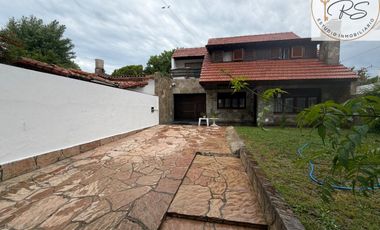 Chalet de 8 ambientes en lote propio c/ cochera en Mar de Ajo