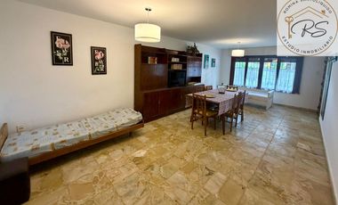 Chalet de 8 ambientes en lote propio c/ cochera en Mar de Ajo