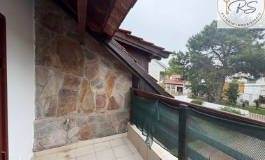 Chalet de 8 ambientes en lote propio c/ cochera en Mar de Ajo