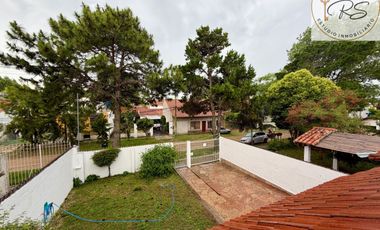 Chalet de 8 ambientes en lote propio c/ cochera en Mar de Ajo