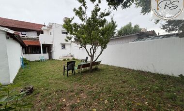 Chalet de 8 ambientes en lote propio c/ cochera en Mar de Ajo