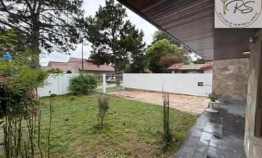 Chalet de 8 ambientes en lote propio c/ cochera en Mar de Ajo