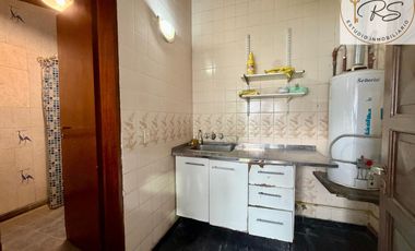 Chalet de 8 ambientes en lote propio c/ cochera en Mar de Ajo