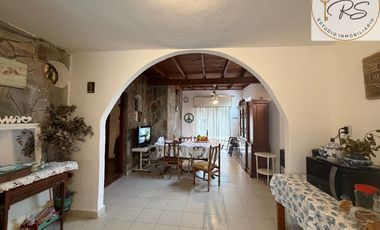 Chalet de 8 ambientes en lote propio c/ cochera en Mar de Ajo
