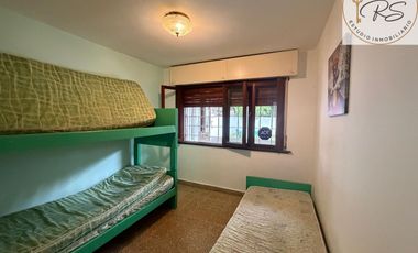 Chalet de 8 ambientes en lote propio c/ cochera en Mar de Ajo