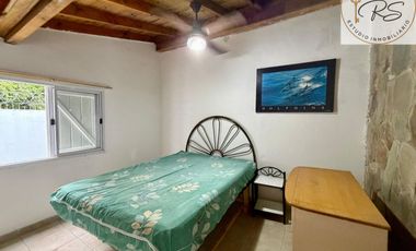 Chalet de 8 ambientes en lote propio c/ cochera en Mar de Ajo