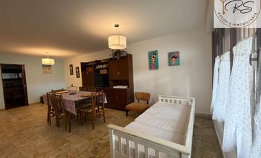 Chalet de 8 ambientes en lote propio c/ cochera en Mar de Ajo