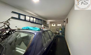 Chalet de 8 ambientes en lote propio c/ cochera en Mar de Ajo