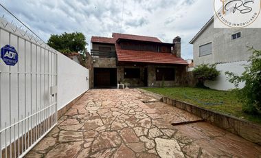 Chalet de 8 ambientes en lote propio c/ cochera en Mar de Ajo